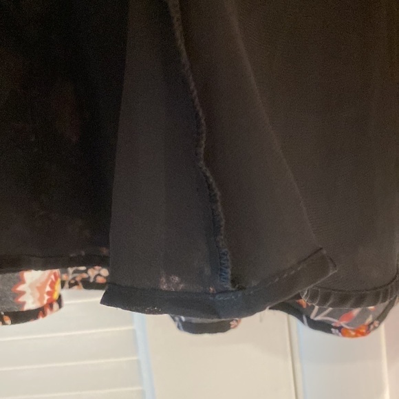 1 STATE floral skirt. Black background with tan gold and orange. Back zip 4
C - Picture 5 of 8